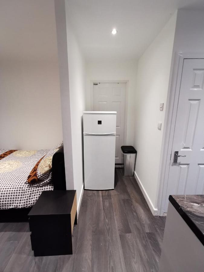 Studio Self Contained Double Bedroom ลอนดอน ภายนอก รูปภาพ