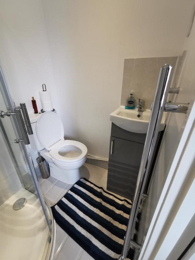 Studio Self Contained Double Bedroom ลอนดอน ภายนอก รูปภาพ